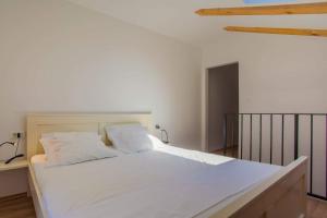 Postel nebo postele na pokoji v ubytování Apartmani Kraj mora