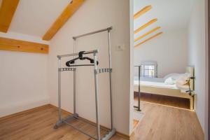 Postel nebo postele na pokoji v ubytování Apartmani Kraj mora