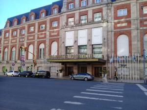 a large brick building with cars parked in front of it at DESCANSO IDEAL III Casino, playa y shopping in Mar del Plata