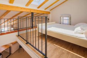 Postel nebo postele na pokoji v ubytování Apartmani Kraj mora
