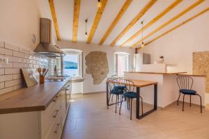 Kuchyň nebo kuchyňský kout v ubytování Apartmani Kraj mora