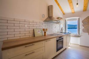 Kuchyň nebo kuchyňský kout v ubytování Apartmani Kraj mora