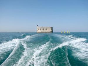 a view from the back of a boat in the ocean at La salamandre, Chambre d'hôtes in Étaules