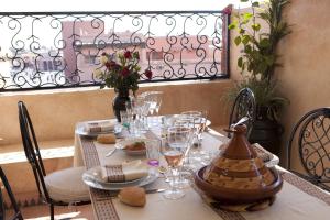 En restaurant eller et andet spisested på Riad Le Rubis