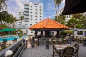 un patio al aire libre con cenador junto a una piscina en Lexington by Hotel RL Miami Beach, en Miami Beach