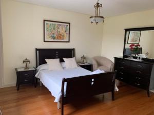 DuquezasにあるCasa Oceaneのベッドとドレッサーと鏡のある寝室