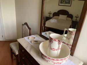 DuquezasにあるCasa Oceaneのバスルーム(洗面化粧台、2つのカップ、鏡付)