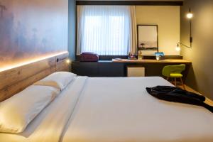 Cama ou camas em um quarto em Hotel Cassino Tower Curitiba Aeroporto By Nacional Inn