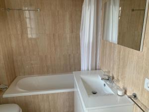 La salle de bains est pourvue d'un lavabo, d'une baignoire et de toilettes. dans l'établissement Casa Oceane, à Duquezas