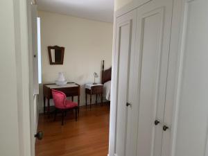 DuquezasにあるCasa Oceaneのベッドルーム1室(デスク、ピンクの椅子付) +18枚の写真