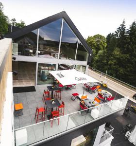 an overhead view of a patio with tables and chairs at Open Source à l'entrée du Circuit! in Stavelot