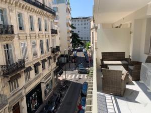 widok ulicy z balkonu budynku w obiekcie Le palladium w Cannes