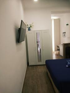 een slaapkamer met een bed en een tv aan de muur bij Da Ninì in Vico Equense