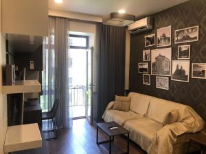 un soggiorno con divano e tavolo di Apartment on Moskovyan 31 a Yerevan