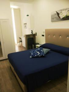 een slaapkamer met een bed met een blauwe sprei bij Da Ninì in Vico Equense