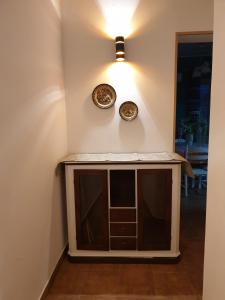 um pequeno armário com dois pratos na parede em Casa Marta em Palermo