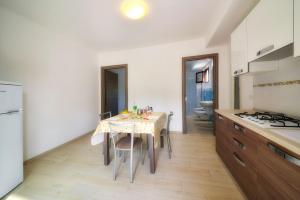 A kitchen or kitchenette at Residence Palm Beach