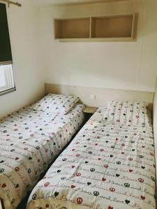 Ένα ή περισσότερα κρεβάτια σε δωμάτιο στο Mobilhome tout confort - Les dunes de Contis +7 φωτογραφίες