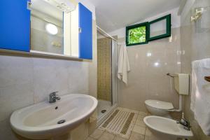 bagno con lavandino e servizi igienici di Residence Palm Beach a Peschici
