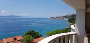 - Balcón con vistas al océano en Apartments Vile Holiday, en Živogošće