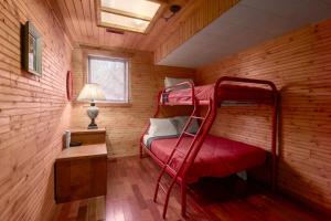 a room with two bunk beds in a log cabin at Creekside Cabin in Fairmont Hot Springs