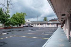 um parque de estacionamento vazio em frente a um edifício em Boulevard Inn em Amherst