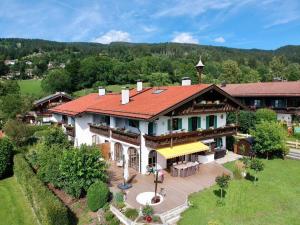 an aerial view of a house with a roof at Apartmenthaus Der Johanneshof - tolle Lage nah am See in Schliersee +53 photos