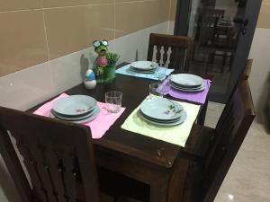tavolo da pranzo con piatti e stoviglie di B-LBAIT Agadir Morning light for Family ad Agadir