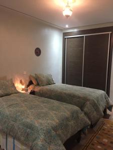Tempat tidur dalam kamar di B-LBAIT Agadir Morning light for Family