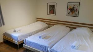 deux lits dans une chambre avec des draps blancs dans l'établissement Les Myrtes, aux Issambres 32 autres photos