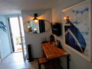 Habitación con mesa de madera y espejo. en La Calata, en Portovenere