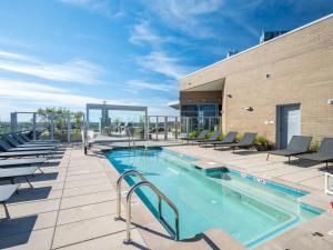 Global Luxury Suites Bethesda Chevy Chase游泳池或附近泳池