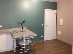 a kitchen with a table with a potted plant on it at Apartamento central e aconchegante in Foz do Iguaçu