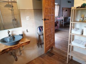 a bathroom with a sink and a shower at Apartamento del Abuelo in Isla