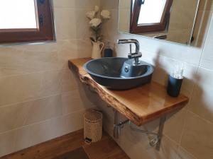 baño con lavabo negro y espejo en Apartamento del Abuelo en Isla
