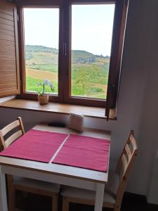 a table with a pink mat on it in front of a window at Apartamento del Abuelo in Isla