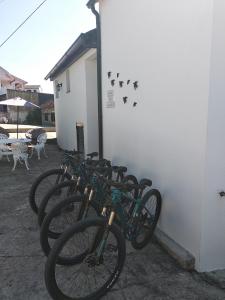 een groep fietsen geparkeerd naast een gebouw bij Casa da Vovó (Casa do Tapado) in Amarante