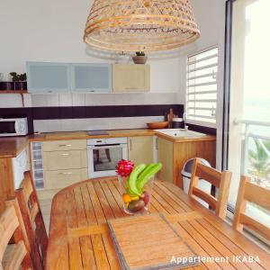 Cuisine ou kitchenette dans l'établissement Appartement sur la plage, avec vue panoramique sur le lagon - IKABA