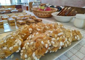 un tavolo con biscotti e altri dolci sopra di Agriturismo Ponterosa a Morrovalle