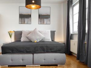 ein Schlafzimmer mit einem Bett und einer Hängeleuchte in der Unterkunft flex living - Apartment Nikolai in Leipzig