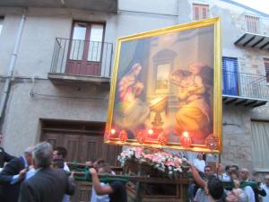 una gran pintura de gente en una multitud en Casa vacanze Europa, en Geraci Siculo
