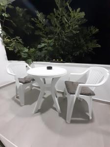 d'une table et de deux chaises blanches ainsi que d'une table et de chaises blanches dans l'établissement Apartman Danilo, à Ulcinj