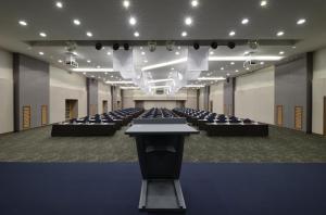 The business area and/or conference room at Harbor Park Hotel