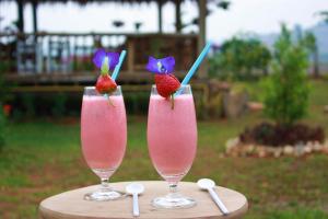 due bicchieri di mimosa alla fragola seduti su un tavolo di Kham Ecolodge a Chiang Saen