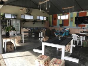 un restaurante con mesas y sillas en una habitación en NRMA Tathta Beachfront Holiday Park, en Tathra