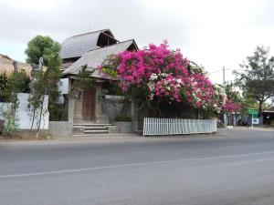 una casa con flores rosas a un lado. en The Dream Home Villas, en Denpasar