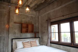 Llit o llits en una habitació de My Moon Loft Home Khaoyai