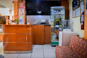 a fast food restaurant with a counter and a refrigerator at Hospedaje San Pedro Tacna in Tacna