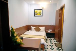 Giường trong phòng chung tại Dai A Hotel
