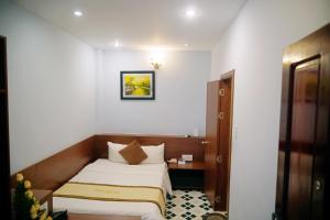 Giường trong phòng chung tại Dai A Hotel